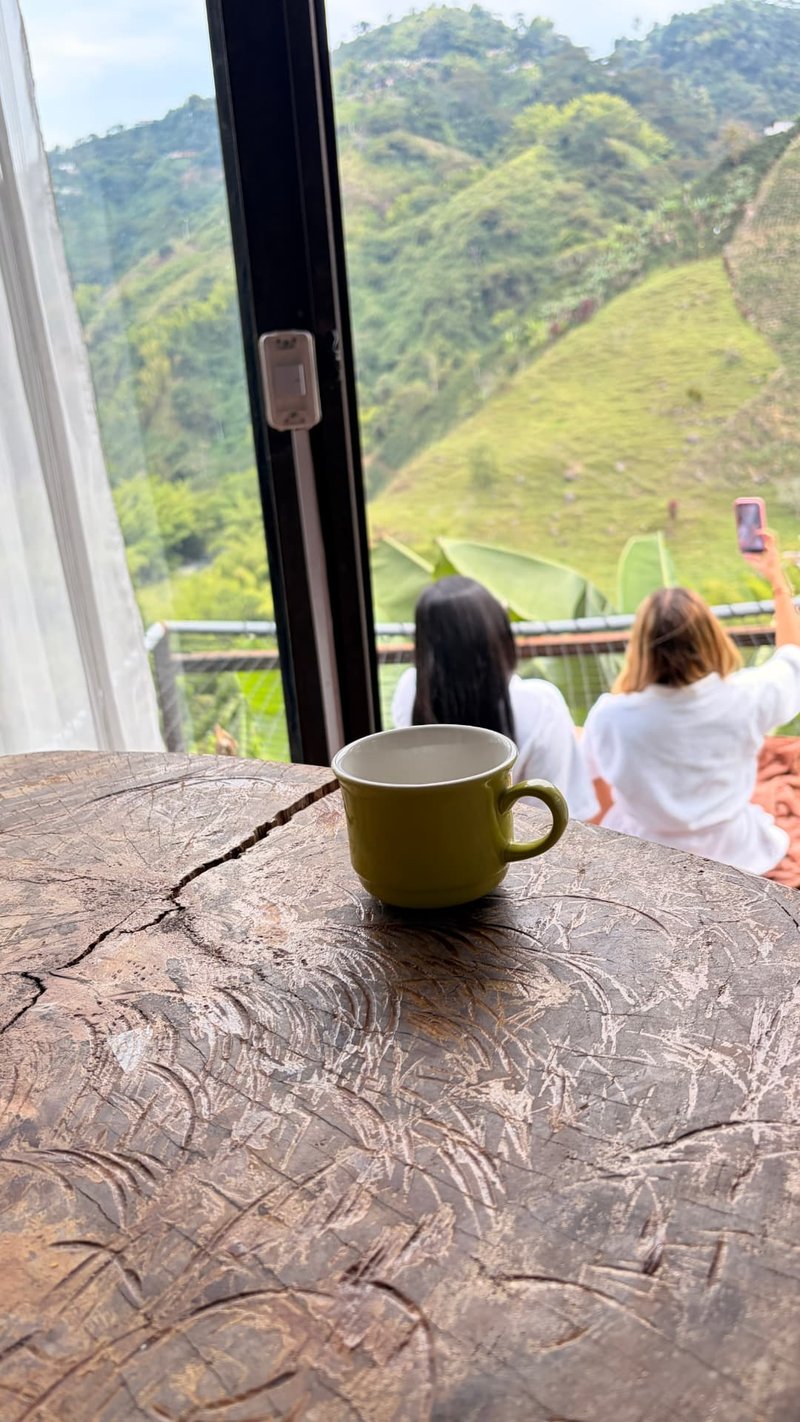 Taza de café con vista al valle en La Milagrosa